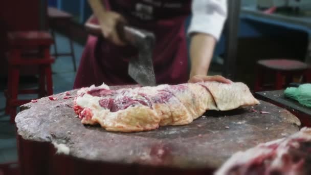 Carnicero Cortando Una Losa Carne Cerdo Cruda Tocón Madera Cámara — Vídeos de Stock