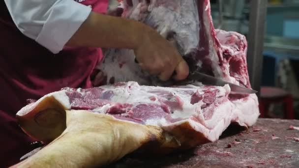 Açougueiro Uniforme Cortando Uma Longa Laje Plana Carne Porco Com — Vídeo de Stock