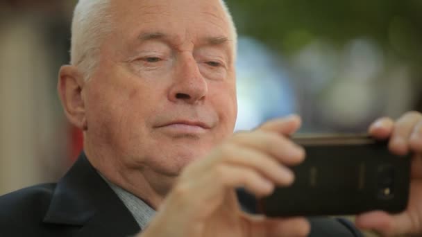 Cheery Senior Man Taking Selfie His Phone Câmera Green Street — Vídeo de Stock