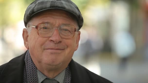 Hombre Mayor Sonriente Con Gafas Sol Una Gorra Pie Parque — Vídeos de Stock