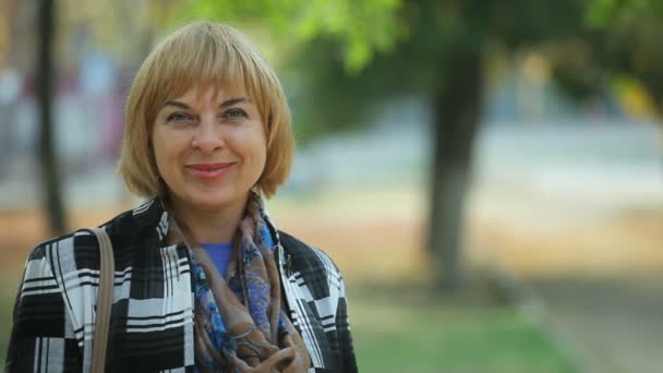 Mujer Rubia Alegre Vestida Moda Sonriendo Felizmente Parque Otoño Jovial — Vídeo de stock