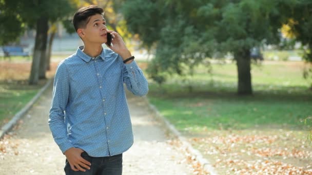 Sebevědomý Mladý Muž Brunet Mluví Jeho Smartphone Zeleném Parku Podzimní — Stock video