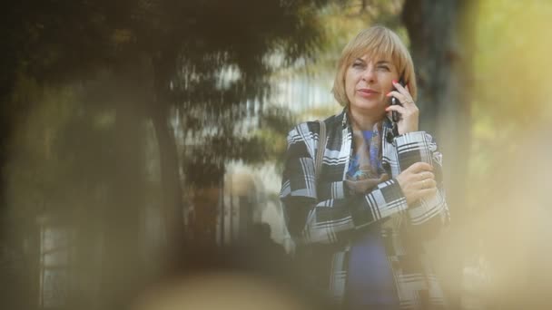 Mulher Loira Elegante Conversando Seu Smartphone Parque Verde Outono Bokeh — Vídeo de Stock