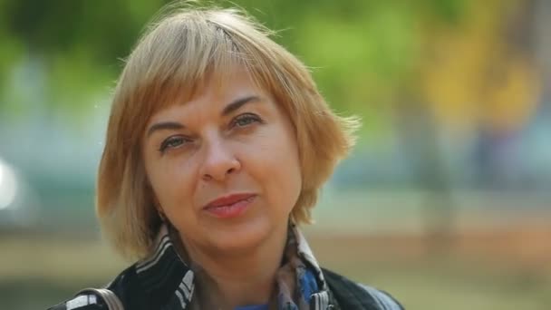 Spirituális Romantikus Szőke Asszony Megrázza Fejét Egy Sárga Parkban Izgalmas — Stock videók