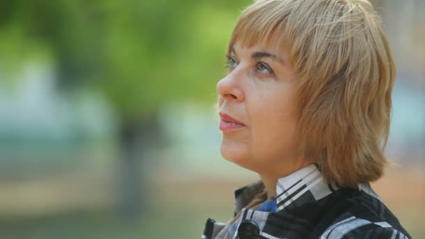 Stylische Blonde Frau Schwarz Weißer Jacke Glücklich Lächelnd Einem Park — Stockvideo