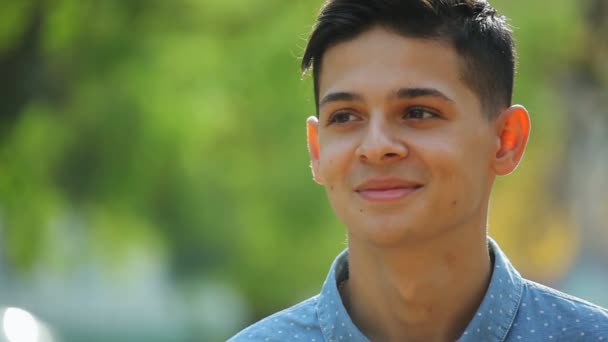 Jovial Morena Homem Sorrindo Sinceramente Uma Rua Verde Outono Bokeh — Vídeo de Stock