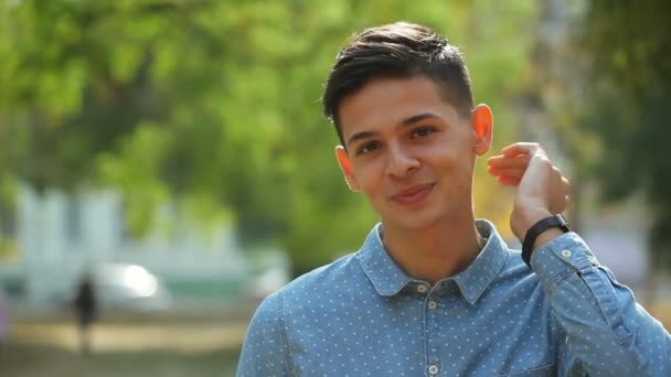 Jovem Feliz Colocando Seu Cabelo Ordem Parque Outono Bokeh Retrato — Vídeo de Stock