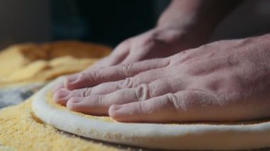 Erkek el döndürmek ve yavaş hareket şaşırtıcı makro çekim Şef mutfakta ına taze hamur pizza için tuşuna basıp daha büyük bir mutfak yavaş net sarı kraker üzerinde yapım o eller pizza hamur yayılır