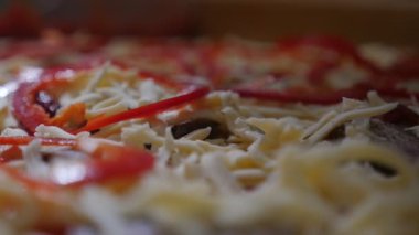 Bir salata pizza erkek el ayarı Closeup sebzeli biber yuvarlak dilimler atma Şef el yuvarlak kırmızı biber salata pizza peyniri, çilek, lahana, bir mutfakta meyve ile dilim