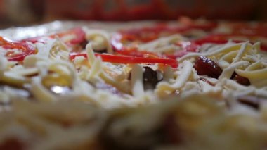 Erkek el erkek eli yuvarlak kırmızı biber dilimleri bir mutfak peynir, böğürtlen, lahana ve başka bir şey ile bir salata pizza fırlatma Closeup sebzeli salata pizza yuvarlak dilimler biber koyarak