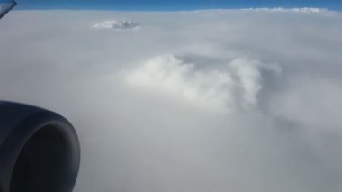 Hava karlı beyaz bulutlar görünümündeki yaz Arty karlı ve mountaneous beyaz bulutlar bir uçak penceresinden güneşli yaz aylarında bir uçak penceresinden bir kadeh. Köpüklü celeste gökyüzü üzerindedir.