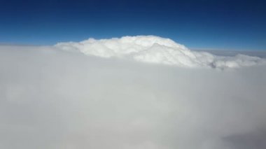 Dev beyaz dağ hava atış yaz aylarında güneşli yaz çarpıcı görünümü dev kabarık beyaz bulutlar bir uçak penceresinden bir uçak penceresinden bulutları var gibi. Gökyüzü bulutlar dağlar gibi gözüküyor.