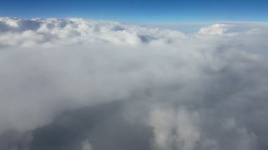 Büyük hava kabarık ve beyaz bulutlar yaz masal bir uçak açısından çok büyük ve kabarık beyaz bulutlar bir uçak penceresinden güneşli yaz aylarında görüntüleyin. Shinling mavi gökyüzü üzerindedir.