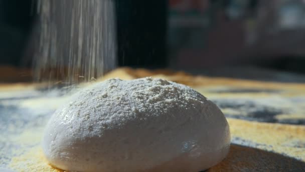 Crisp Biscoitos Estão Peneirando Uma Bola Dougn Para Cozinhar Pizza — Vídeo de Stock