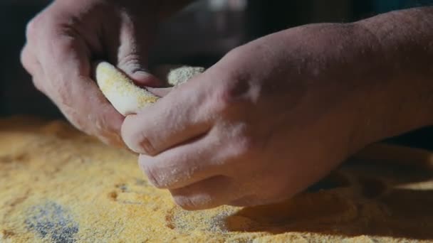 Męskie Dłonie Zrobić Spłaszczone Okrągłej Podstawie Dla Pizza Ciasta Piłkę — Wideo stockowe