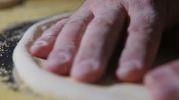 Les Mains Chef Étalent Pâte Fraîche Pour Pizza Sur Des — Video