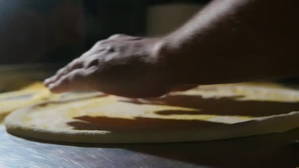 Szef Kuchni Ręce Rozprzestrzeniają Się Świeże Ciasta Pizzy Stole Slo — Wideo stockowe