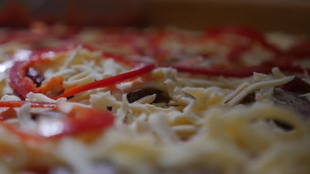 Chef Mão Jogando Fatias Redondas Pimentão Uma Pizza Salada Com — Vídeo de Stock