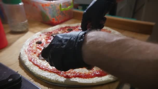 Manliga Händer Handskar Att Göra Pizza Och Sätta Salami Degen — Stockvideo