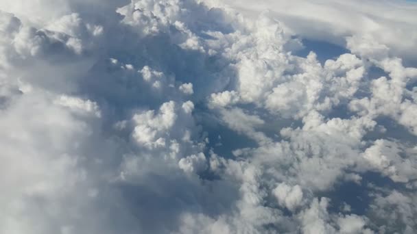 夏天从飞机车窗上拍摄到的破烂不堪的粗糙的云 在夏天的阳光明媚的日子里 从飞机窗户上看到了毛茸茸的白云 天空的云看起来像美丽的山丘 — 图库视频影像