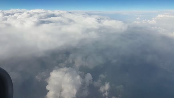 Luchtfoto Van Grote Pluizig Witte Wolken Uit Een Vliegtuig Venster — Stockvideo