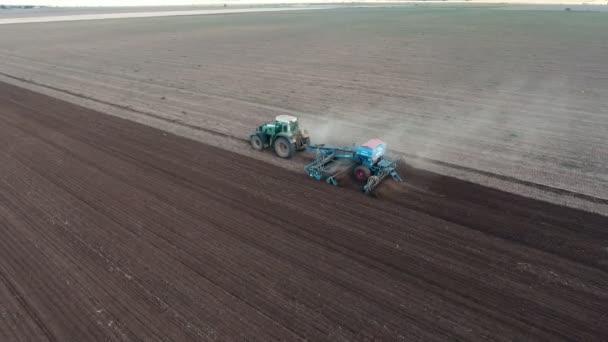 Antenn Skott Snabb Traktor Som Drar Stora Plogar Solig Dag — Stockvideo