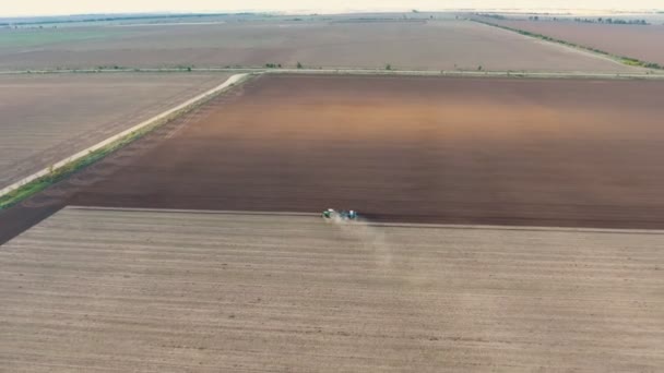 Vue Aérienne Une Zone Agricole Carrée Avec Tracteur Qui Sillonne — Video