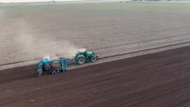 Luftaufnahme Eines Großen Landwirtschaftlichen Feldes Mit Einem Traktor Der Herbst — Stockvideo