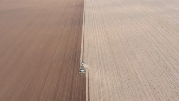 Tiro Aéreo Campo Agricultura Duas Cores Com Trator Sulcando Outono — Vídeo de Stock