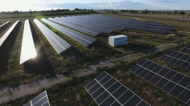 Vue Aérienne Une Centrale Solaire Une Route Avec Une Voiture — Video