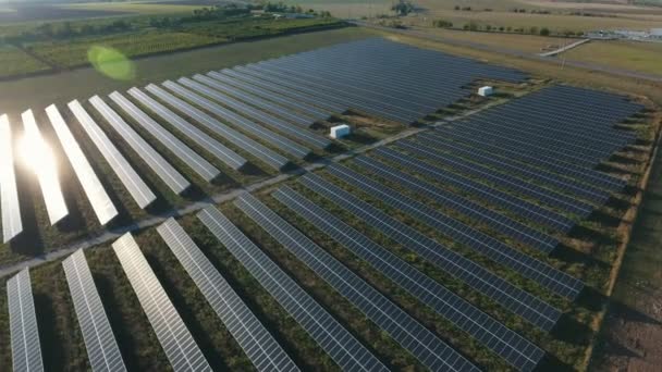 Fotografia Aérea Uma Central Energia Solar Com Muitas Fileiras Painéis — Vídeo de Stock