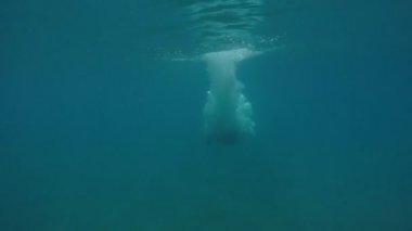 Etkin adam ayak ilk slow motion klasik ve neşeli genç adam ayak ilk dalgalar deniz atlama ve yavaş hareket yaz havadar kabarcıklar yapma şort sualtı çekim yaz dalgalar deniz atlama