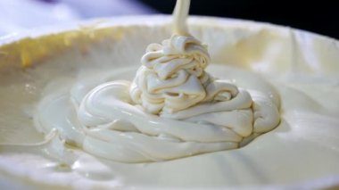Ekşi krema bir sarmal şekilde heyecanlı makro çekim kalın ekşi krema bir dar olarak aşağı top sürme ve yoğun akışı bir sarmal içinde ince ve yoğun akışı olarak düşme yolu. Komik ve çocukça bir yumuşak ev yapmak.