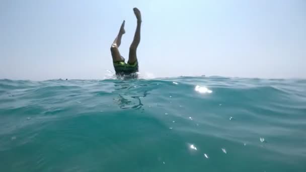 Fröhlicher Mann Springt Kopfüber Welliges Meerwasser Auf Irgendeinem Urlaubsort Slo — Stockvideo