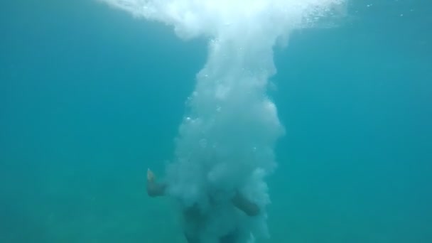 Jonge Man Gaat Omlaag Transparante Zee Wateren Met Vele Blebs — Stockvideo