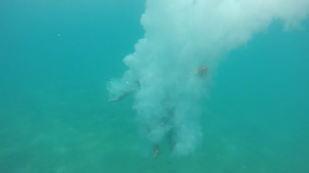 Mann Mittleren Alters Bewegt Sich Blauem Meerwasser Mit Blasenplatzen Zeitlupe — Stockvideo
