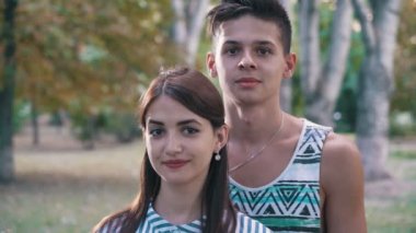 Yaz yaz yeşil bir arka sokakta bir singlet sportif onun erkek arkadaşı ile birlikte aşk duran genç bir brunet kadın portresi neşeli yeşil bir parkta gözünde sevgi ile gülümseyen mutlu genç bir çift. Mutlu görünüyorlar. 