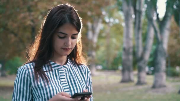 Mujer Joven Bonita Navegando Por Red Enviando Mensajes Texto Teléfono — Vídeos de Stock