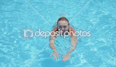 Sarışın kadın gülümsüyor, slo-mo breasttroke ağır çekim sularda celeste ile yüzme havuzunda yüzme ve atlama mavi bikini gülümseyen bir sarışın kadının muhteşem görünümü bir kürek çekmeye havuzda yüzme kurbağalama düldül