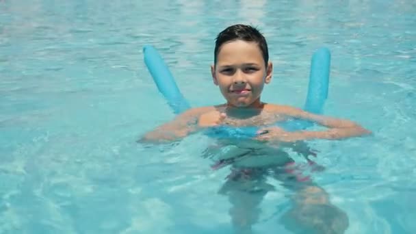 Kleiner Junge Schwimmt Mit Großen Plastikschläuchen Einem Planschbecken Zeitlupe Heitere — Stockvideo