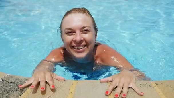 Lächelnde Blonde Frau Unterhaltsam Hält Den Swimmingpoolrand Zeitlupe Fröhliche Ansicht — Stockvideo