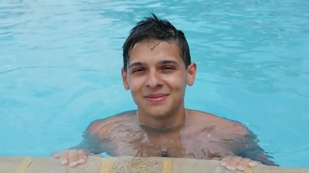 수영장 가장자리와 슬로우 Brunet 젊은이의 낙관론에에서 슬로우 모션에서 여름에 레스트 — 비디오
