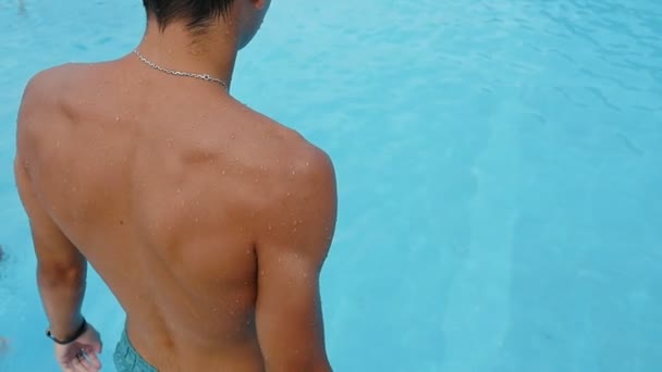 Adolescente Esportivo Saltando Cabeça Primeiro Lagoa Com Água Celeste Slo — Vídeo de Stock