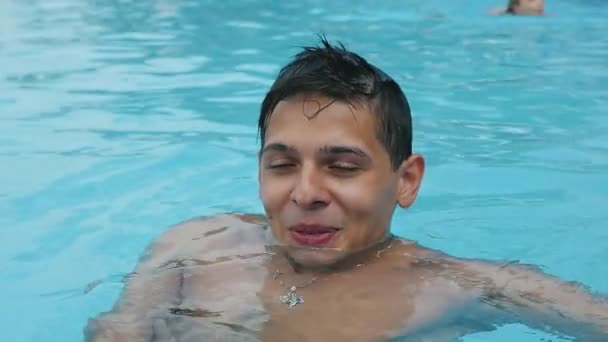 Fröhlicher Teenager Unterhält Sich Schwimmbad Und Fühlt Sich Wohl Zeitlupe — Stockvideo