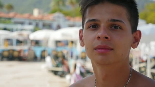 Nachdenklicher Junger Mann Der Einem Sonnigen Sommertag Zeitlupe Einem Ufer — Stockvideo