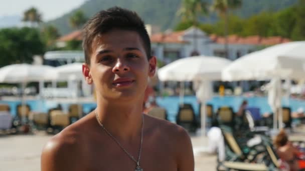 Joven Alegre Parado Sonriendo Una Playa Mar Con Gente Cámara — Vídeo de stock