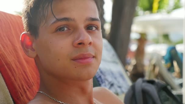 Joven Romántico Sentado Salón Sonriendo Una Playa Cámara Lenta Retrato — Vídeo de stock