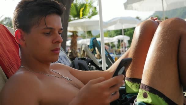 Jovem Alastrando Lounge Enviando Uma Mensagem Telefone Slo Vista Original — Vídeo de Stock