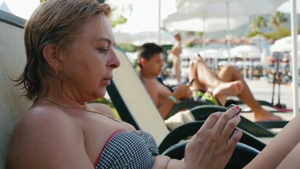 Mulher Loira Inteligente Sentada Salão Mensagens Texto Telefone Verão Perfil — Vídeo de Stock