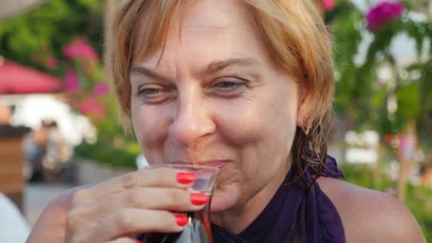 Boldog Szőke Mosolyogva Teázás Egy Resort Kávézóban Szabadban Nyári Vidám — Stock videók